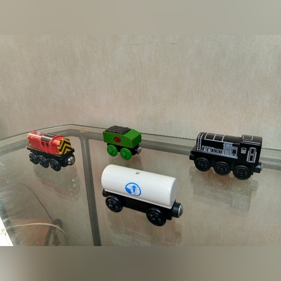 Vintage Thomas the Tank Engine & Friends storage case w/ 4 wooden train pieces - Picture 14 of 16